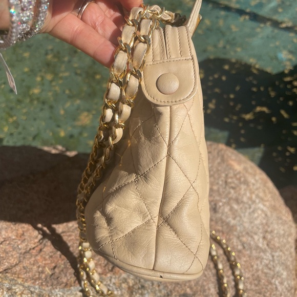 CHANEL Beige Quilted Shoulder Bag with Gold Chain - Picture 5 of 16